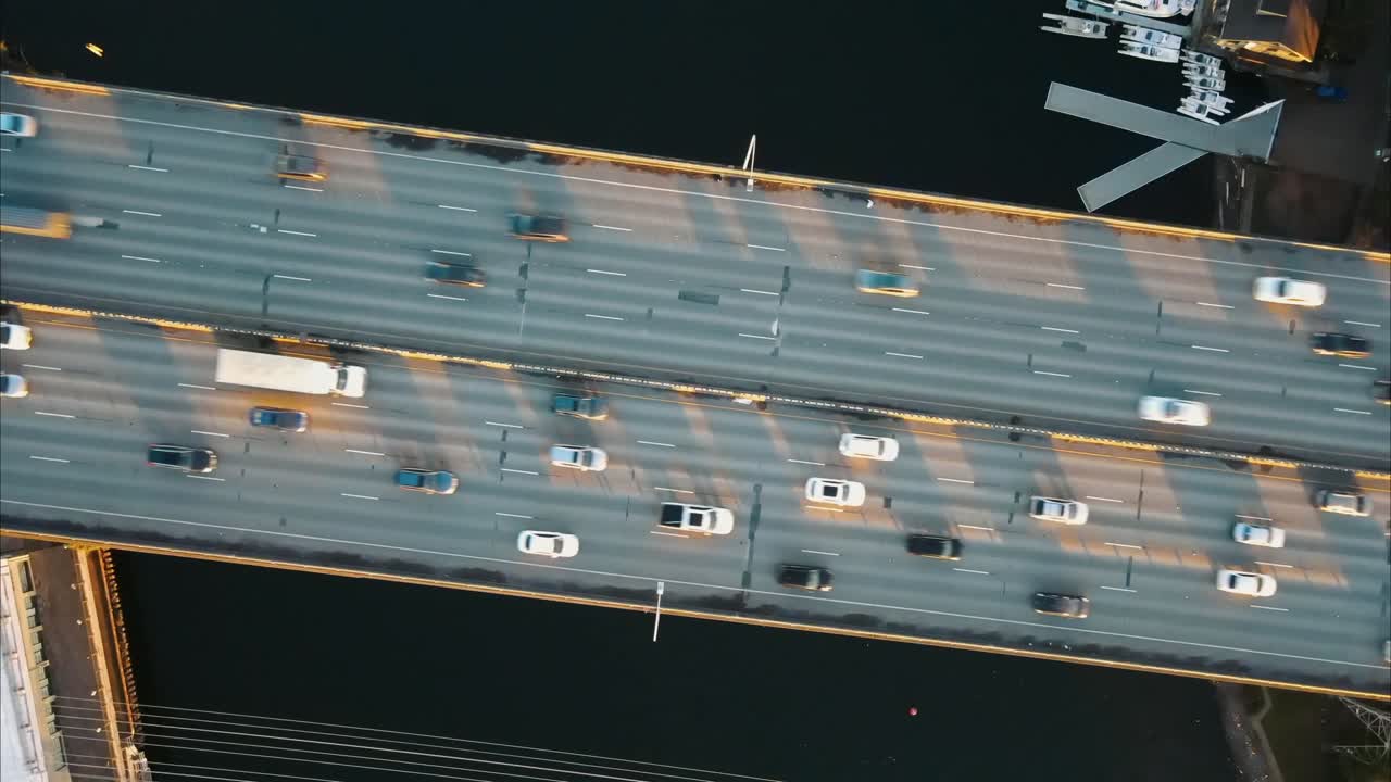 항구와 항해를 떠나는 보트와 함께 위로  ⁇ 은 선박 운하 다리