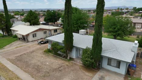 American-houses-in-southwest-USA-neighborhood