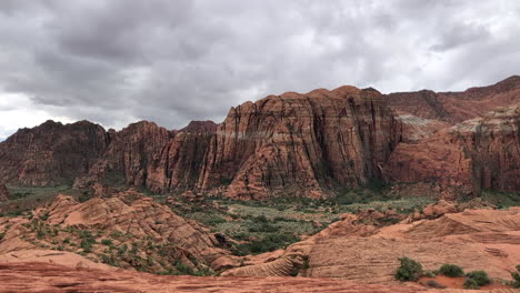 Vista-Panorámica-Desde-Las-Dunas-Petrificadas-En-El-Parque-Estatal-Snow-Canyon,-St