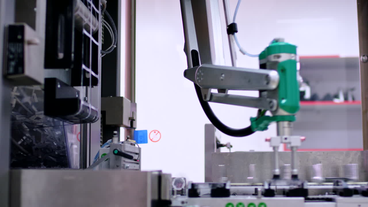 línea de producción farmacéutica. brazo robótico de la máquina de envasado