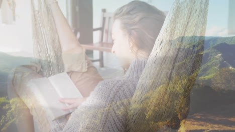 Composite-Von-Glücklichen-Frau-In-Der-Hängematte-Lesen-Buch-Und-Sonnenlicht-Auf-Berglandschaft