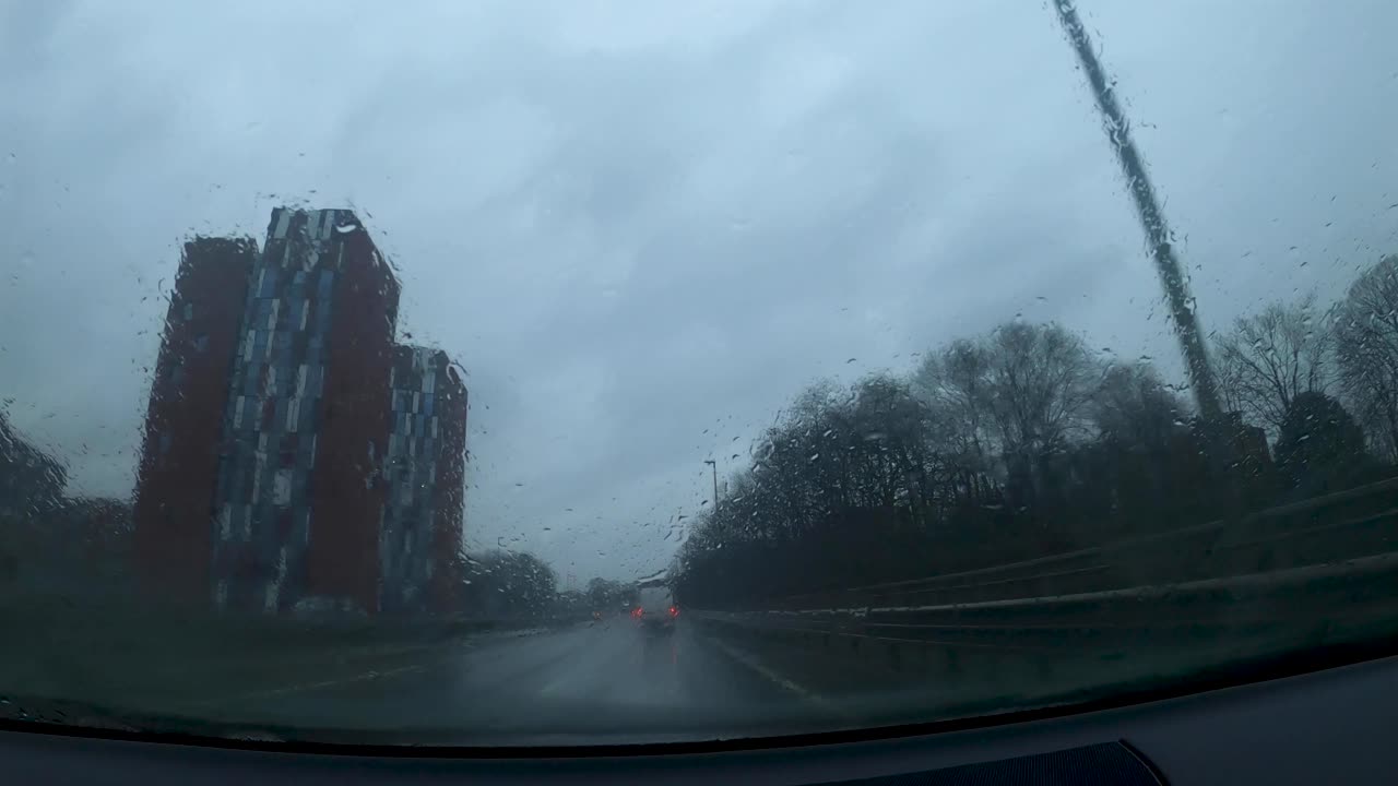 루벤 도심에서 빗속에서 운전하는 pov 하이퍼랩스 자동차