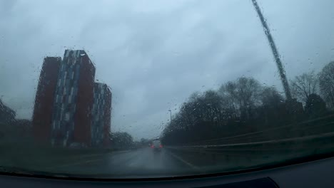 Pov-Hyperlapse-Conducción-De-Automóviles-Bajo-La-Lluvia-En-El-Centro-De-La-Ciudad-De-Lovaina