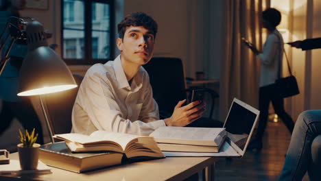 adolescente estudiando hasta tarde en la noche