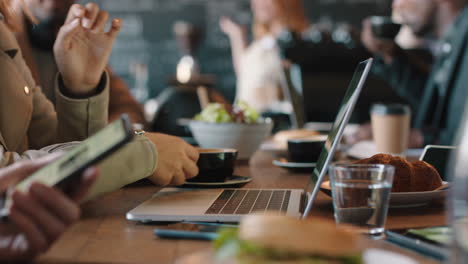 Geschäftsfrau-Benutzt-Laptop-Im-Café,-Tippt-E-Mails,-Arbeitet-Online-Und-Trinkt-Kaffee-Und-Entspannt-Sich-Beim-Mittagessen-In-Einem-Belebten-Restaurant