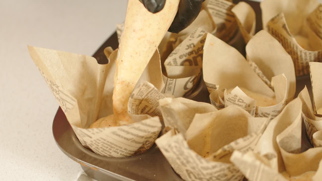 verter la masa para muffins en moldes para muffins