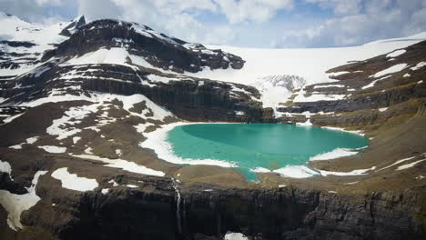 Wunderschöner-Gletschersee-Auf-Einem-Berggipfel