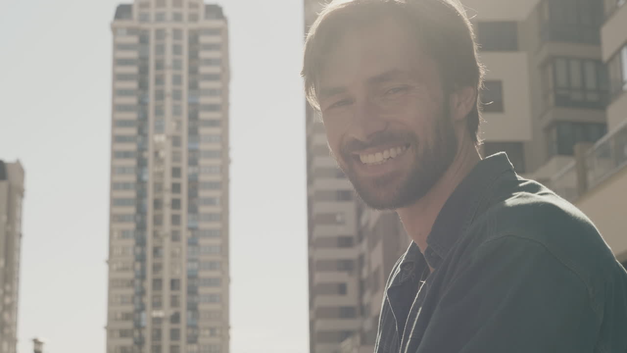 hombre sonriendo en una ciudad