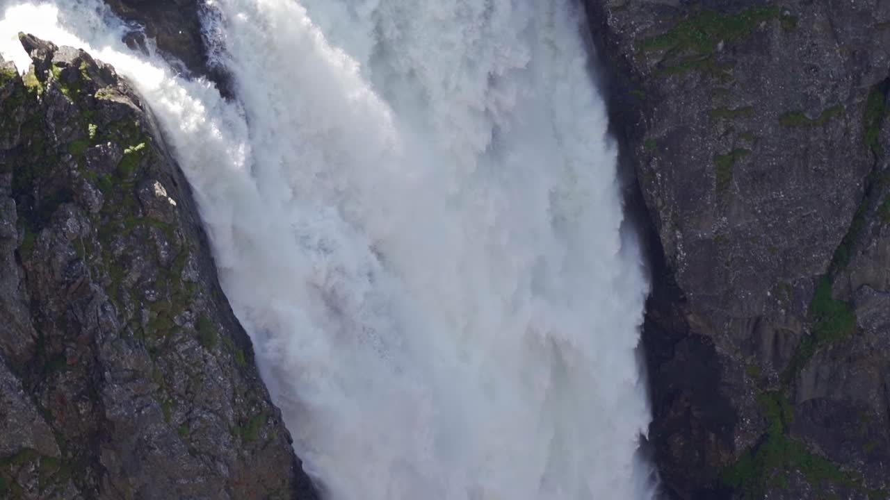 거대한 폭포 vøringsfossen의 슬로우 모션 클로즈업