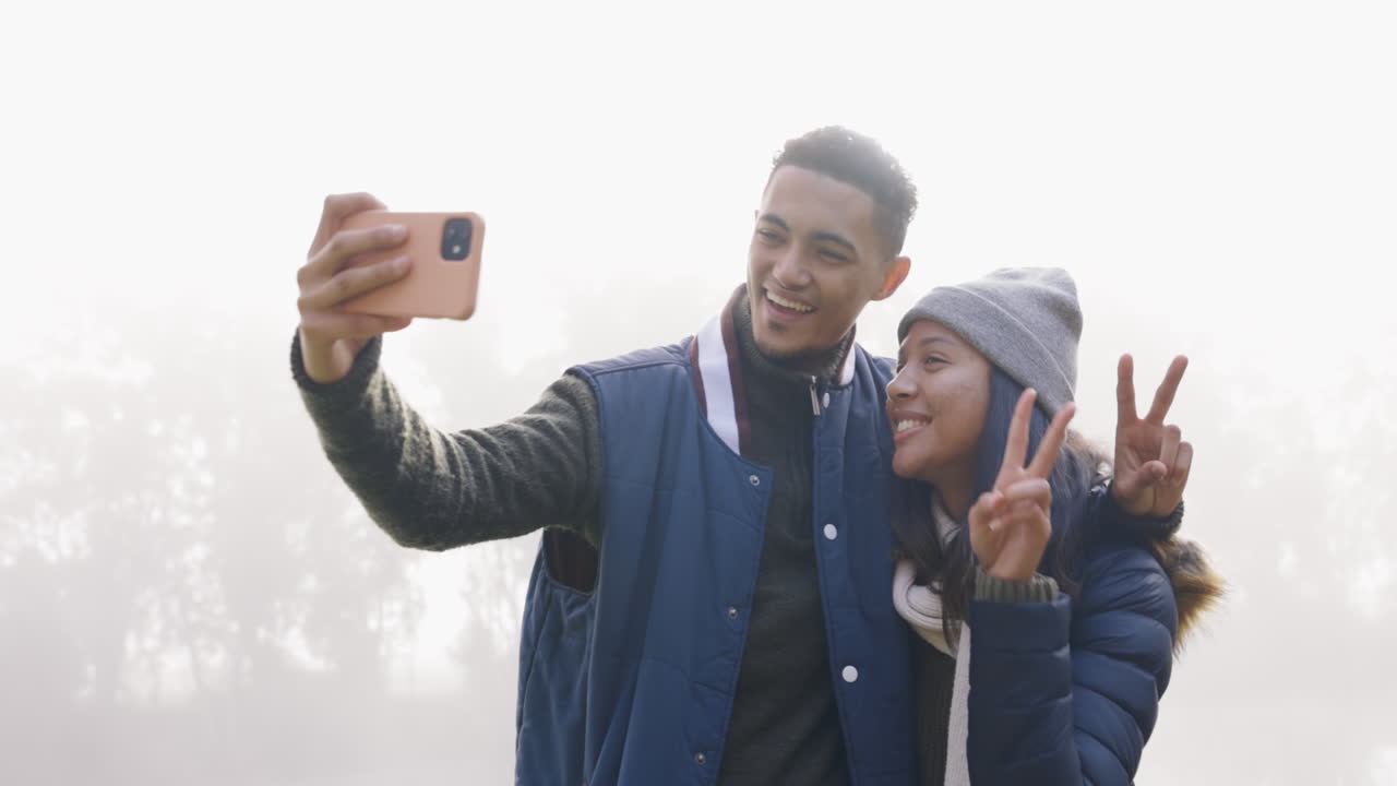 Selfie, felicità e coppia in campeggio all'aperto