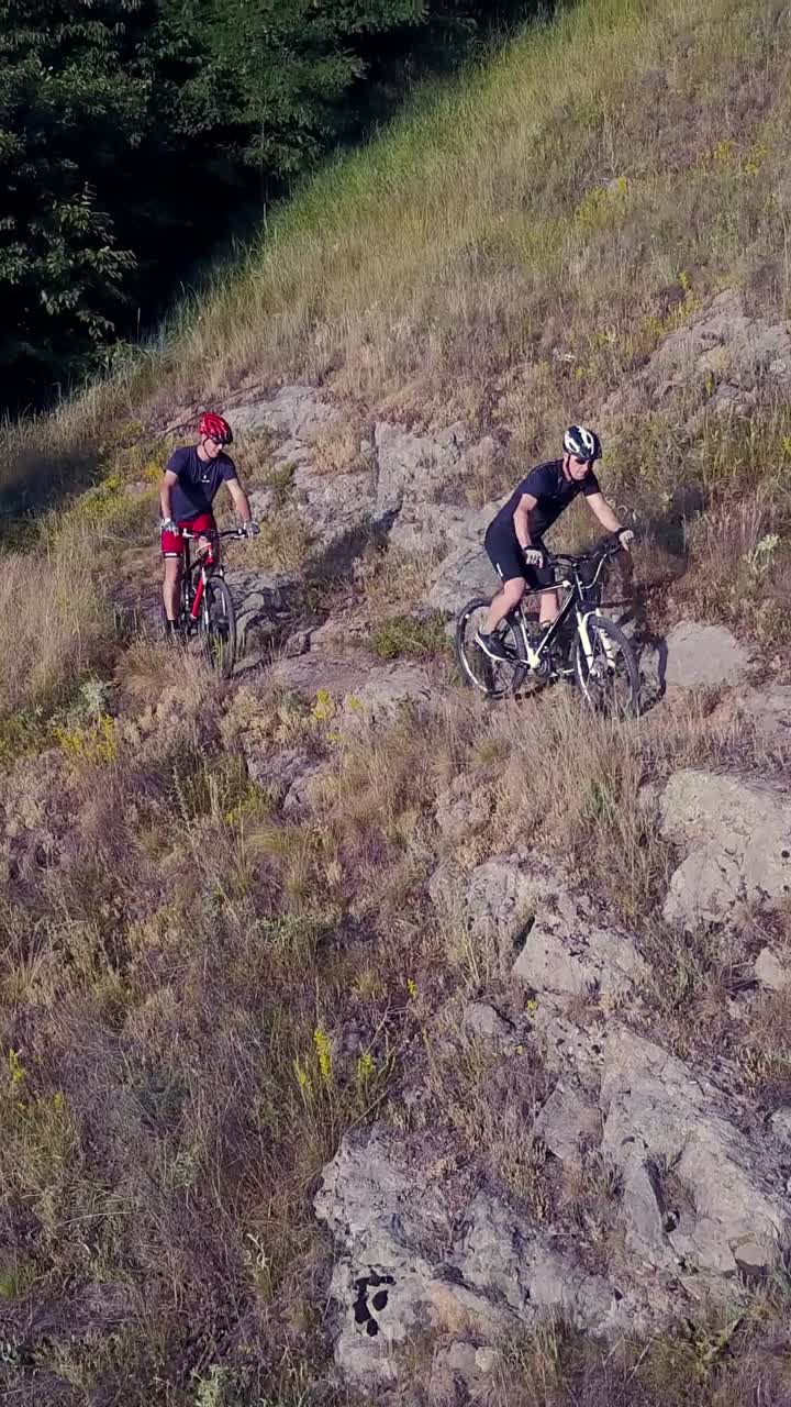 Homens Andando de Bicicleta. Homens andando de bicicleta e olhando a paisagem.