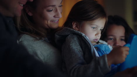 Familia-Feliz-Usando-Una-Tableta,-Madre-Y-Padre-Disfrutando-Viendo-Entretenimiento-Con-Niños-En-Tecnología-De-Pantalla-Táctil-Relajándose-Antes-De-Acostarse