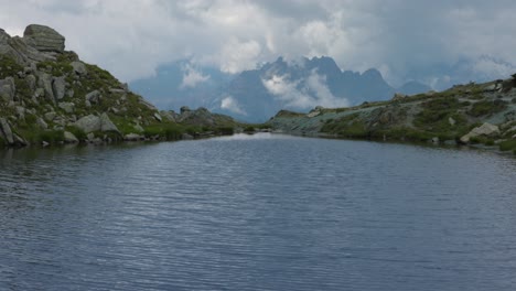 Maravilloso-Paisaje-Montañoso-Junto-A-Lagos-De-Campagneda,-Inclinado-Hacia-Arriba-Revela-Los-Picos-De-Los-Alpes