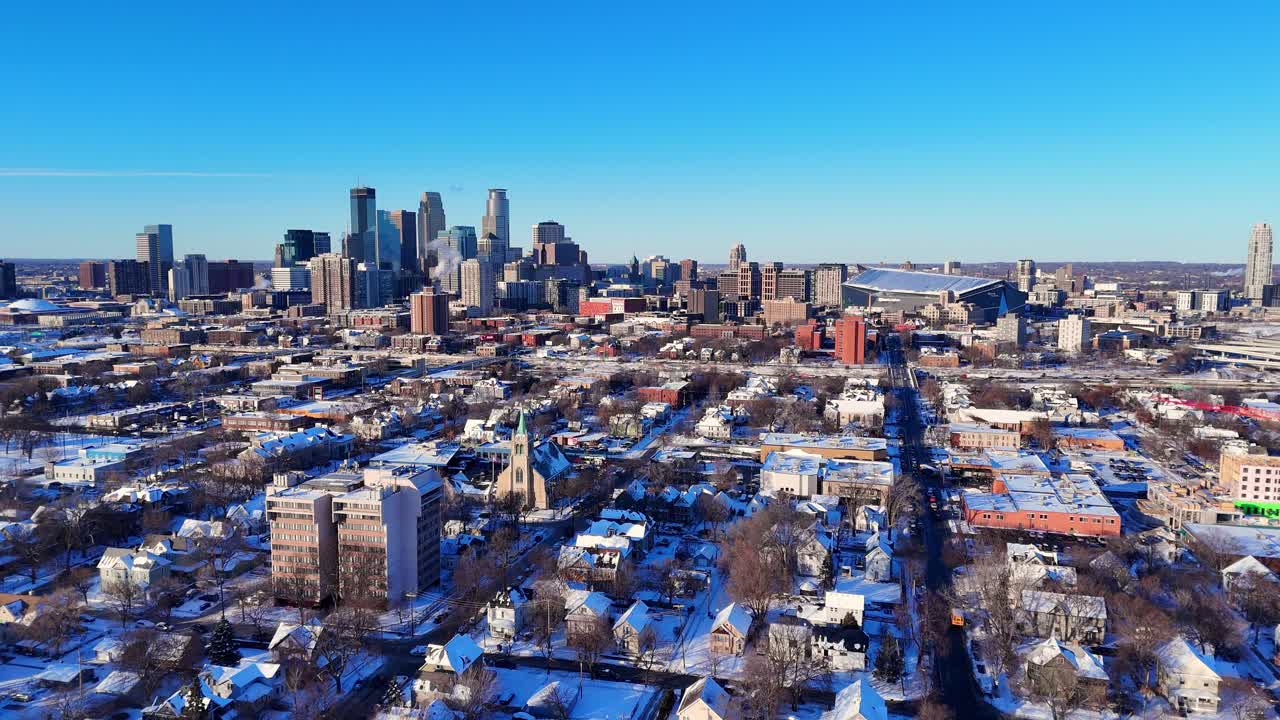 Paisaje urbano de Mineápolis, Minnesota, en invierno, con el skyline del centro y una zona residencial nevada