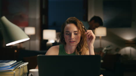 mujer inteligente hablando con la computadora por la noche de cerca. hombre activo silueta aspirar