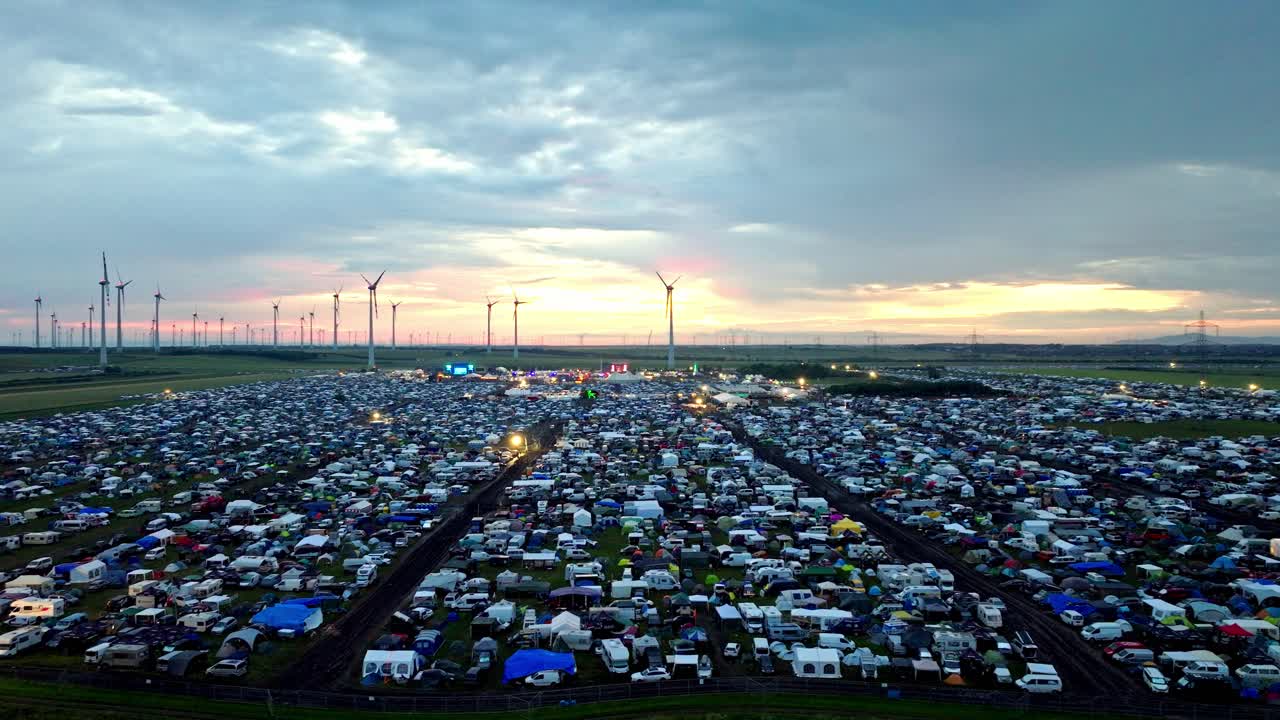 파노니아 필즈 ii, 니 ⁇ 스도르프, 오스트리아 에서 열리는 노바 록 페스티벌 중 의 음악 무대 와 군중 들 - 항공 파노라마
