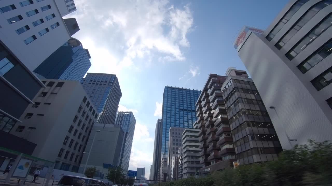 낮은 각도에서 신주쿠의 도시 풍경이 움직입니다.