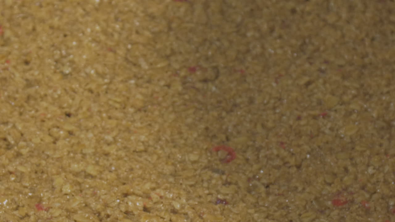 그라놀라 또는 플랩잭 믹스 트레이의 극단적인 근접이 테이블 위로 미끄러집니다.