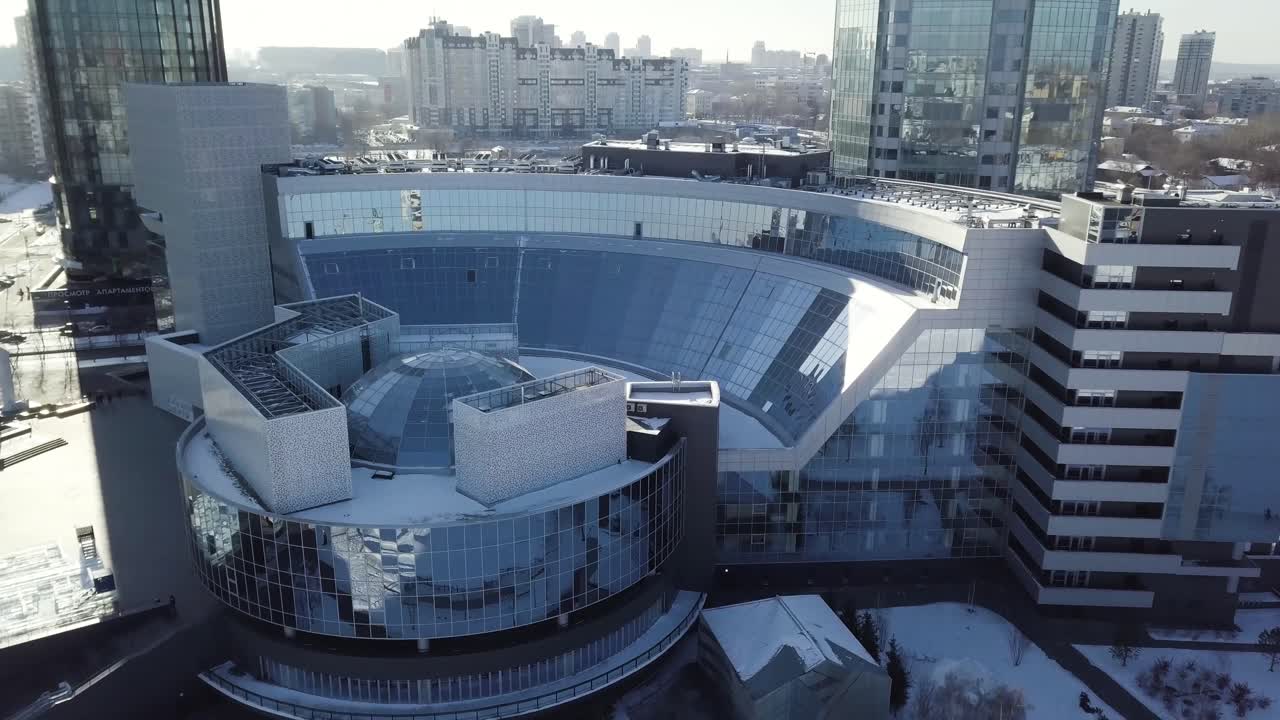 complejo arquitectónico moderno en una ciudad