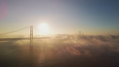 Hermoso-Amanecer-En-El-Puente-25-De-Abril-En-Lisboa,-Portugal