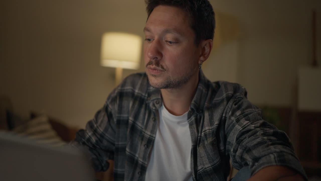 Mann som jobber på laptop hjemme