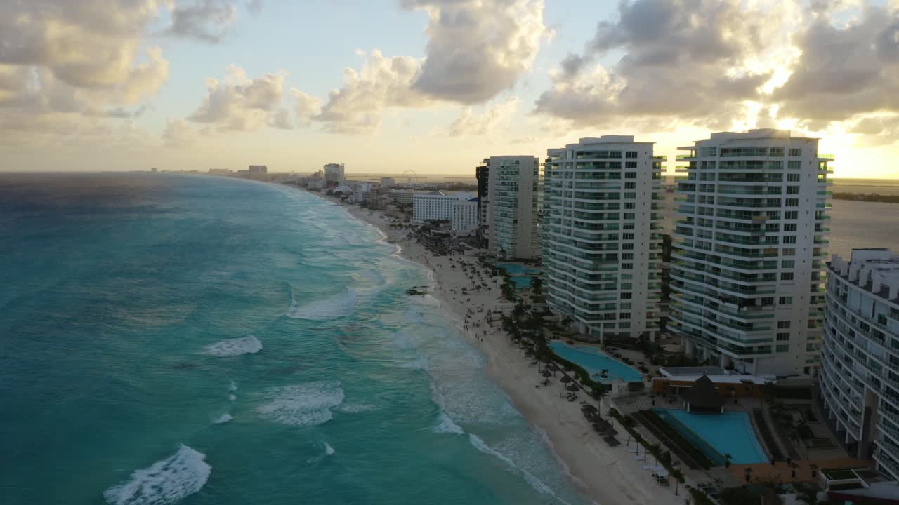 Veduta a volo d'uccello fissa di onde che si infrangono sulle splendide spiagge di Cancun, Messico