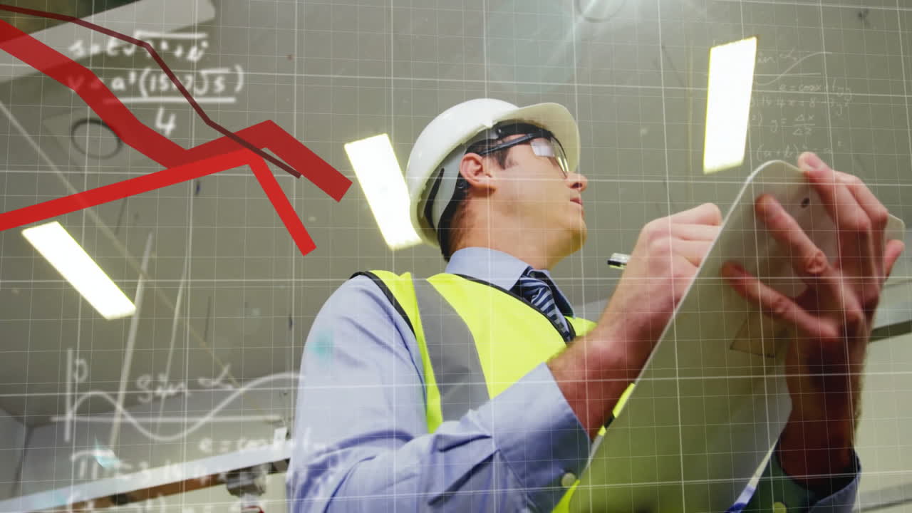 공장에서 일하는 백인 남성 노동자에 대한 금융 데이터 처리의 애니메이션