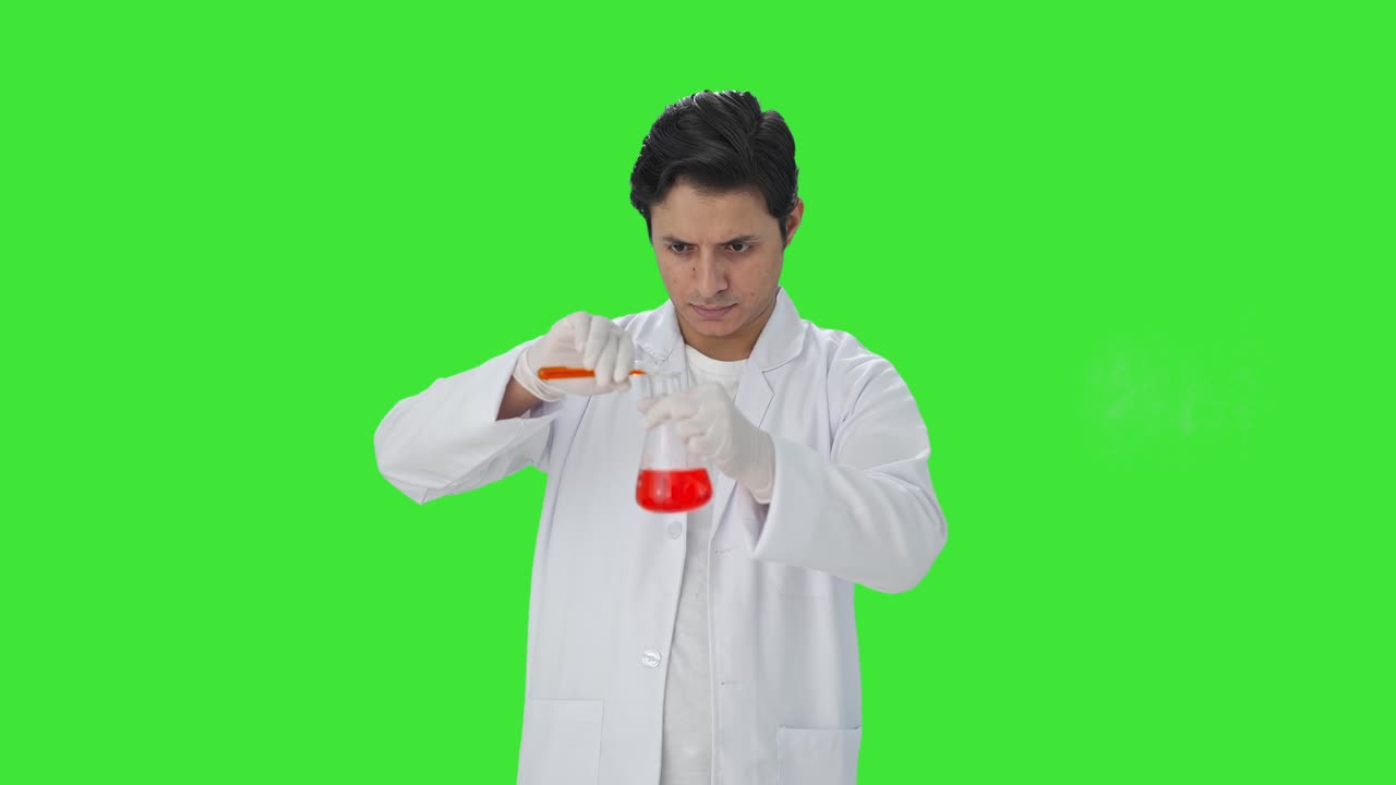 científico indio mezclando productos químicos para un experimento pantalla verde