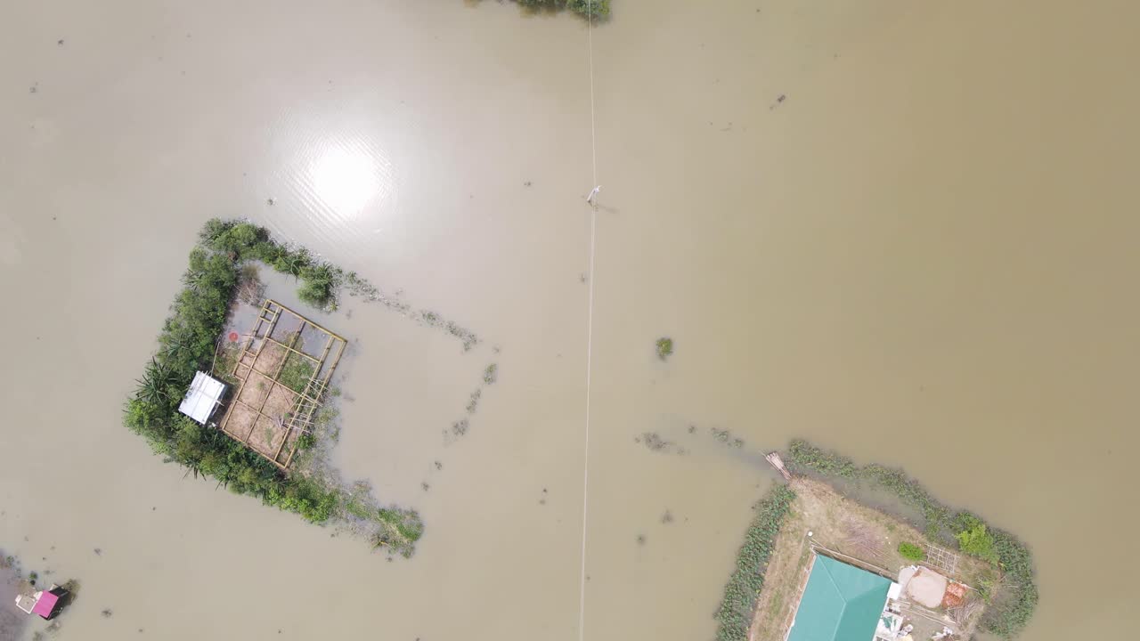 หมู่บ้านชนบทน้ำท่วมพร้อมบ้านลอยน้ำในบังกลาเทศ เอเชียใต้ ภาพถ่ายทางอากาศจากโดรน
