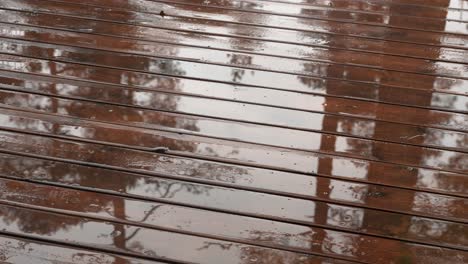 Gotas-De-Lluvia-En-La-Terraza,-Reflejos,-Diagonal