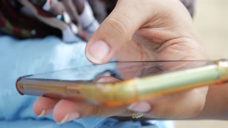 Primer-Plano-De-La-Mano-De-Una-Mujer-Sosteniendo-Un-Teléfono-Inteligente