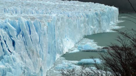 El-Hielo-Se-Ha-Desprendido-De-Un-Glaciar-1