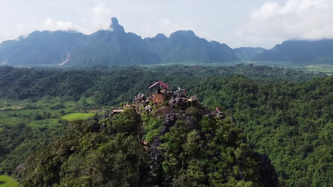 Drone che gira intorno al famoso punto panoramico Nam Xay a Naka, Laos, mostrando viste panoramiche mozzafiato