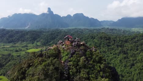 Drone-Girando-Alrededor-Del-Famoso-Mirador-Nam-Xay-En-Naka,-Laos,-Mostrando-Impresionantes-Vistas-Panorámicas