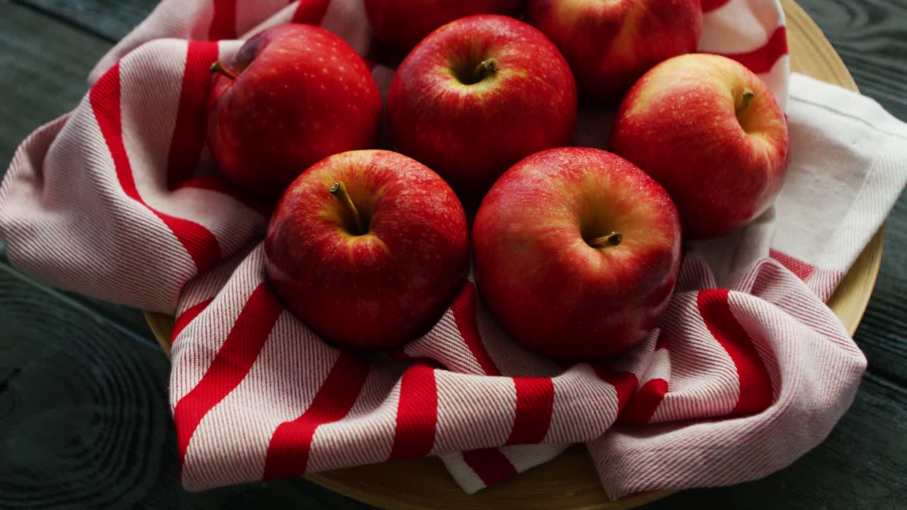 줄무늬 수건에 신선한 사과