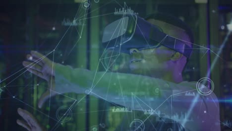 animación de conexiones sobre hombre afroamericano que usa auriculares vr en la sala del servidor