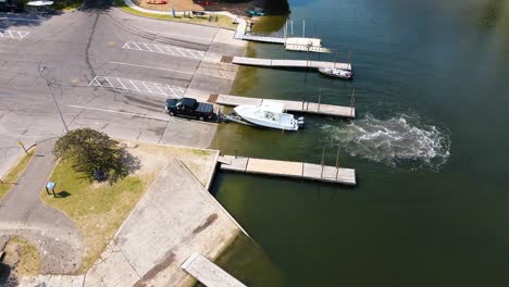 Boaters-leaving-the-lake-for-the-day