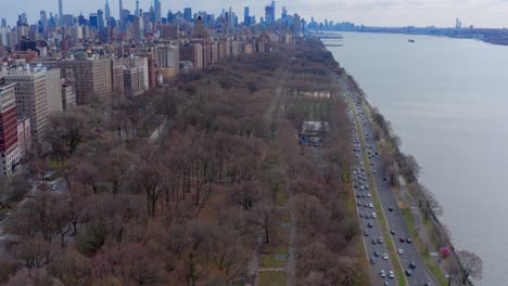 Coastal-road-along-Hudson-river-near-General-Grant-National-Memorial,-New-York