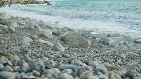 Toma-Cinematográfica-En-Cámara-Lenta-De-4k-De-Olas-Golpeando-Rocas-En-Una-Playa,-En-La-Iglesia-Ope,-Portland-Dorset,-En-Inglaterra,-En-Un-Día-Soleado