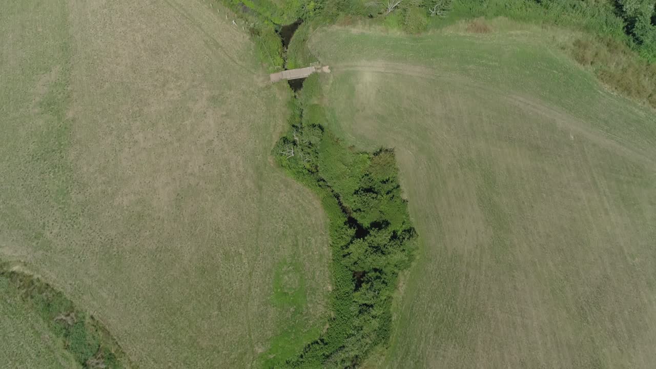 un río británico serpentea a través de campos verdes y zonas verdes.