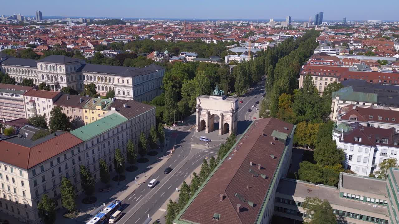 아름다운 상공 뷰 비행 빅토리 게이트 시티 타운 ?? 헨 독일 바이에른, 여름  ⁇ 은 파란 하늘 23일