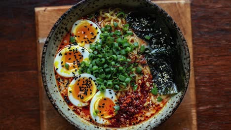 un delicioso plato de ramen con huevos y verduras