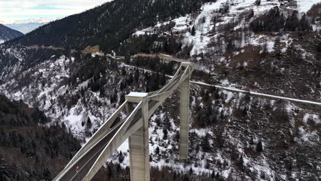 alto y moderno puente ganter en el camino hacia el paso simplon entre las altas montañas de los alpes suizos en invierno