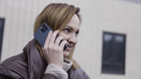 mujer hablando por teléfono inteligente