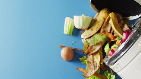 video de residuos orgánicos, frutas y verduras que se derraman del contenedor de compostaje de la cocina