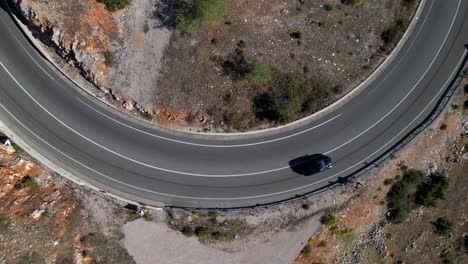 Schwarzes-Auto,-Das-Auf-Der-Kurve-Der-Bergstraße-Fährt,-Zoom-Luftbild-Von-Oben-Nach-Unten,-Reisekonzept