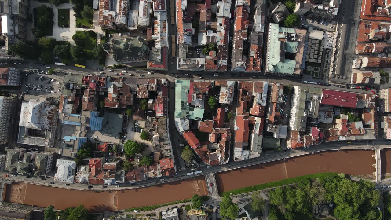 역사적인 구 시청, 문화 유산이 공존하는 보스니아의 풍부한 도시.