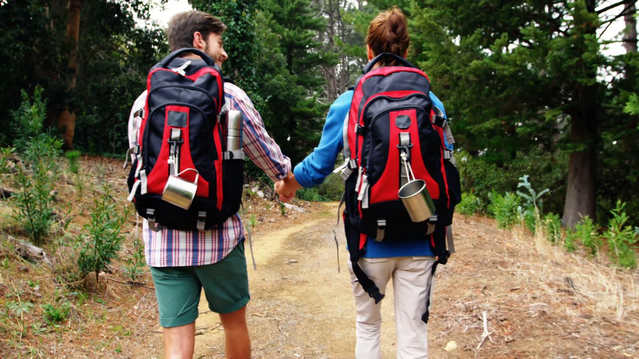 손을 잡은 커플