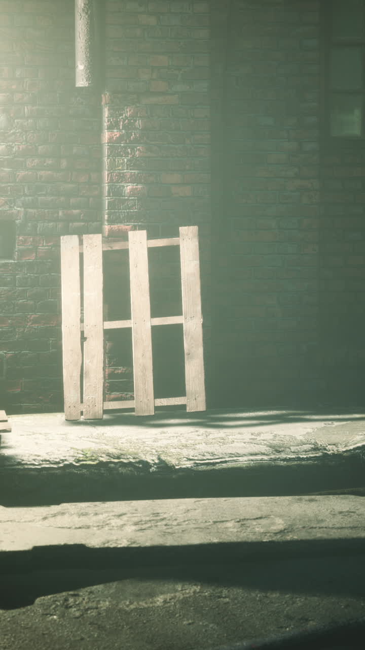 나무 팔레트를 가진 버려진 산업 건물