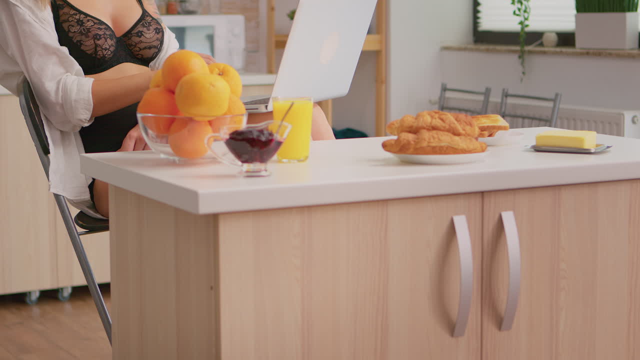 una mujer sexy sentada en una silla y escribiendo.